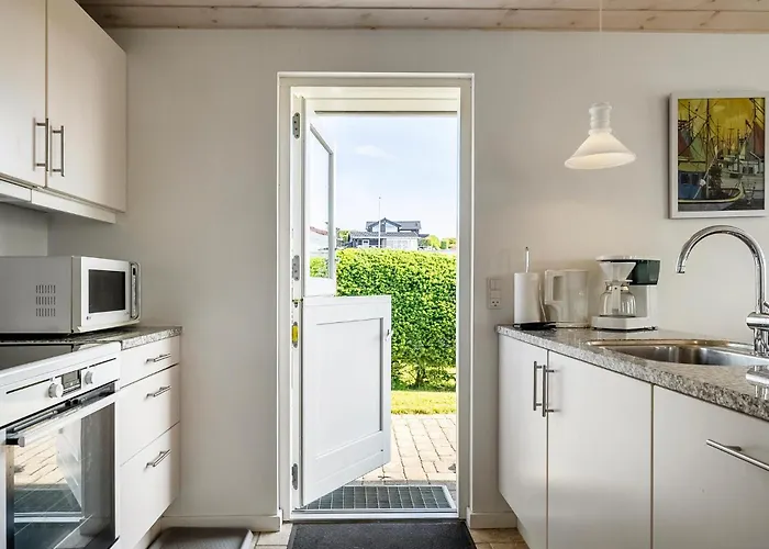 2 Bedroom Gorgeous In Сasa de vacaciones Hejls